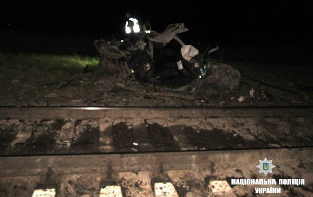 На Прикарпатті потяг врізався в автомобіль, є жертви