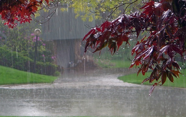 Погода в Україні: +26, дощі і грози