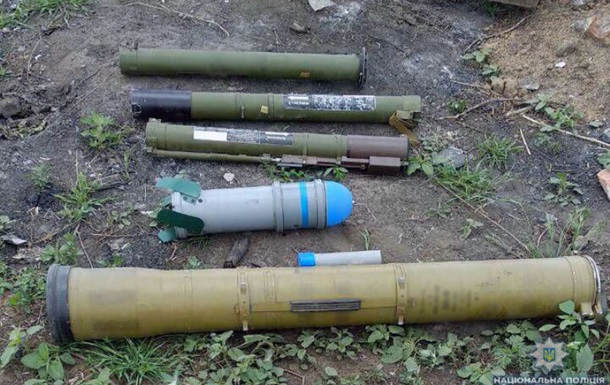В Донецкой области на прифронтовом кладбище нашли мешки с гранатометами