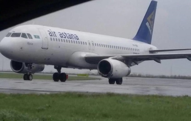 У Казахстані літак викотився за межі злітно-посадкової смуги