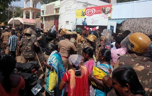 В Индии полиция открыла огонь по протестующим