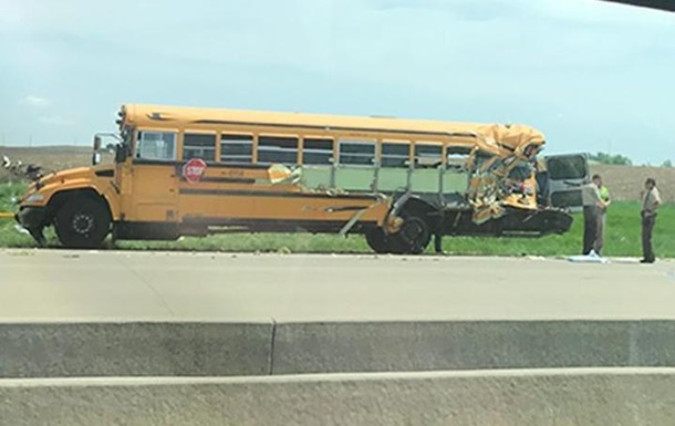В США грузовик протаранил школьный автобус: 20 пострадавших