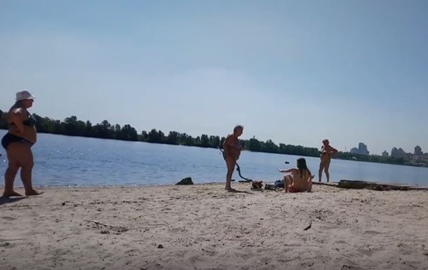 На пляже старушка с палкой набросилась на девушек