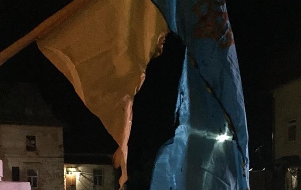 На Львовщине суд отпустил мужчину, который сжег флаги Украины