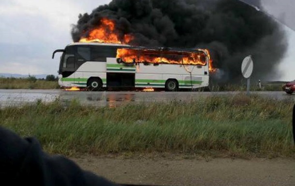 Блискавка спалила автобус у Греції