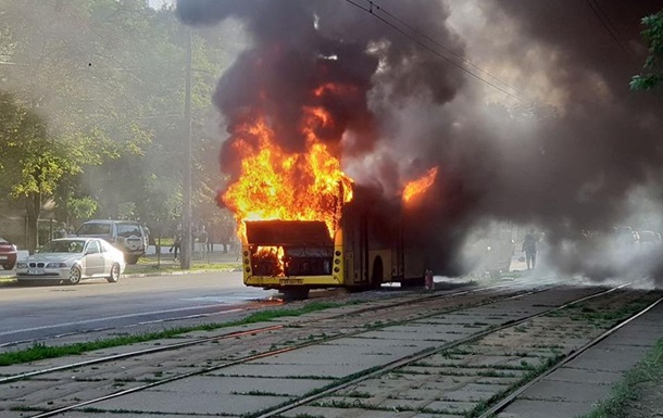 В центре Киева взорвался и сгорел автобус