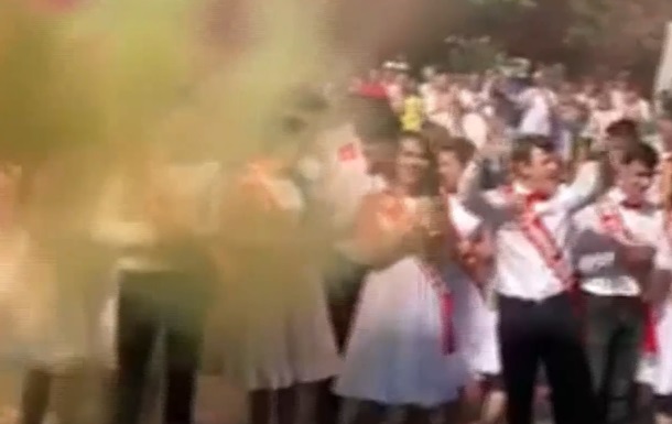 В Днепре школьную линейку покрыл зеленый дым