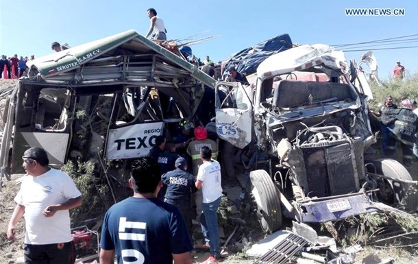 В Мексике автобус столкнулся с грузовиком: 11 жертв
