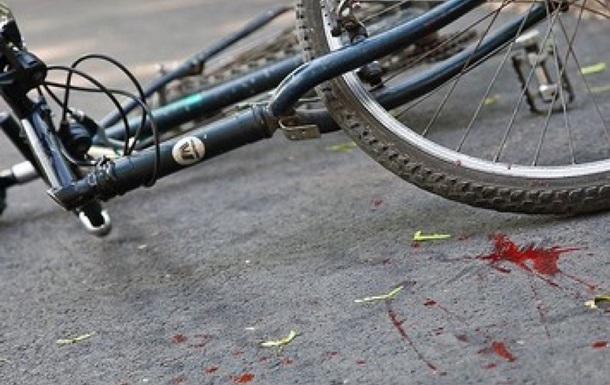 На Львовщине работница полиции насмерть сбила велосипедистку