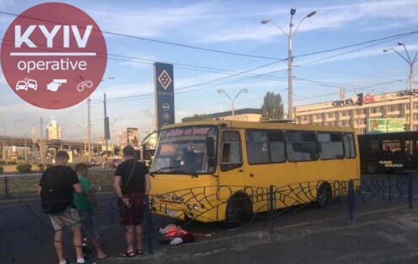 В Киеве маршрутка насмерть сбила пешехода