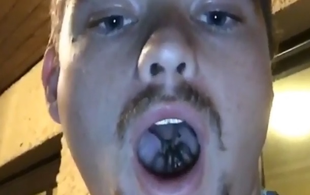Мужчина спрятал паука во рту и снял это на видео