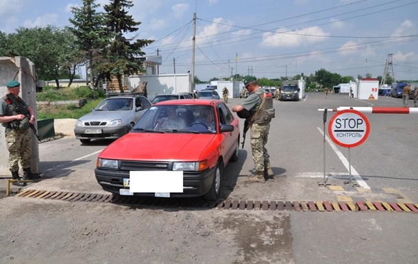 На КПП в Донецкой области женщина наехала на пограничника