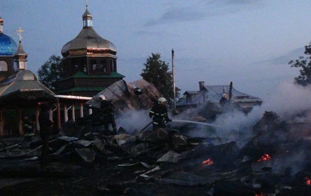 У Карпатах згоріла столітня церква