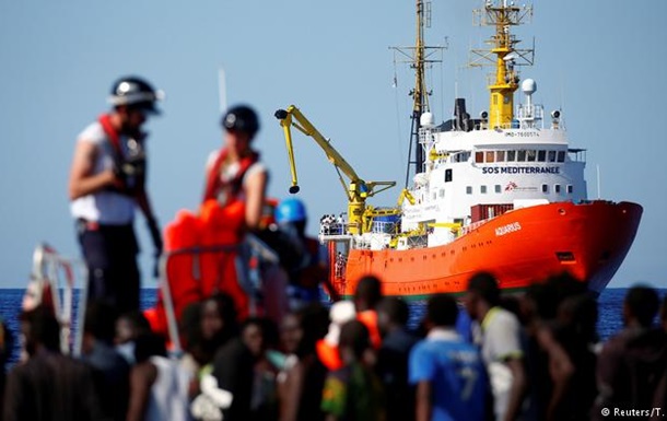 Іспанія готова прийняти судно з мігрантами, від якого відмовилася Італія