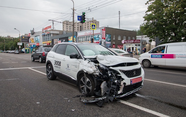 В Днепре попало в ДТП авто на тест-драйве: пострадал менеджер автосалона 