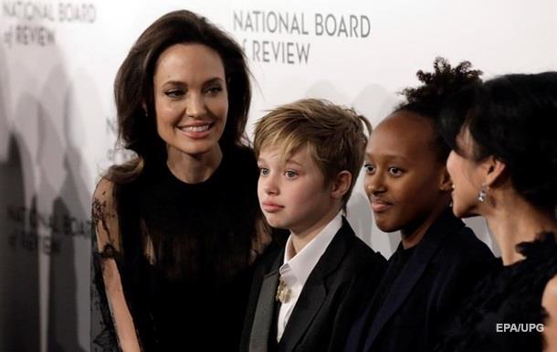 Суд пригрозил Анджелине Джоли лишением опеки над детьми