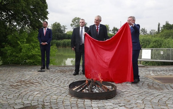 Президент Чехії публічно спалив червоні труси