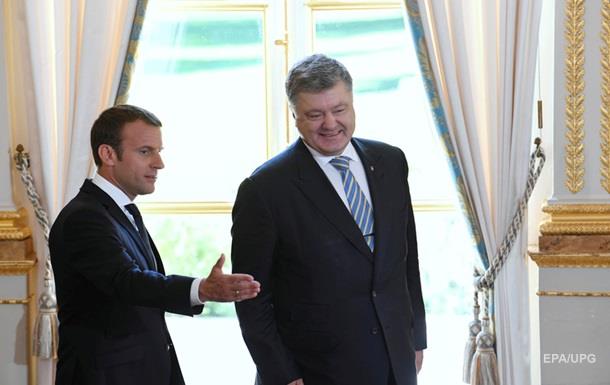 Порошенко обсудил с Макроном ситуацию на Донбассе