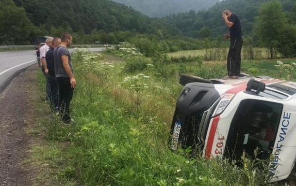 На Закарпатье перевернулась  скорая  с пациентом