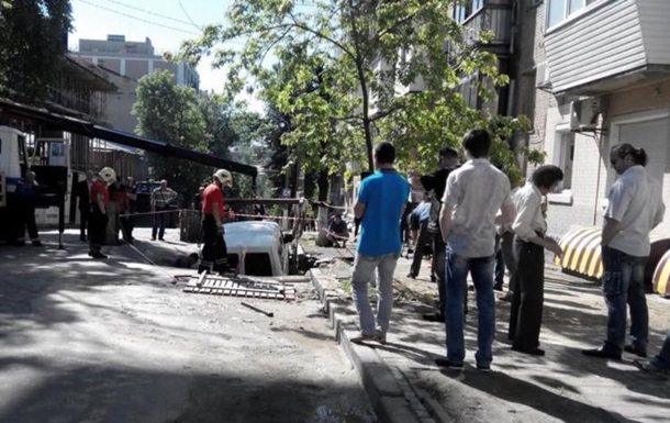 В центре Киева авто провалилось под асфальт
