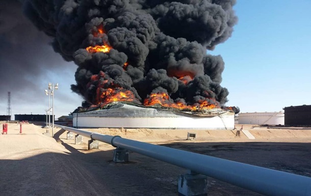 Лівія через обстріли втратила два резервуари для зберігання нафти