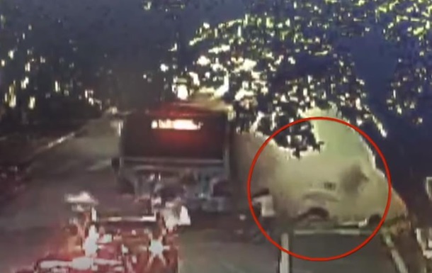 В Китае 15 человек пострадали при взрыве автобуса