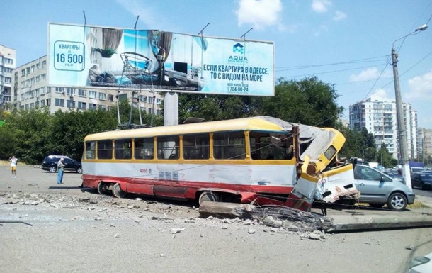 В Одессе трамвай задним ходом снес столб и протаранил авто