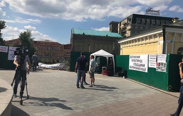 Активисты устанавливают палатки на Почтовой площади в Киеве