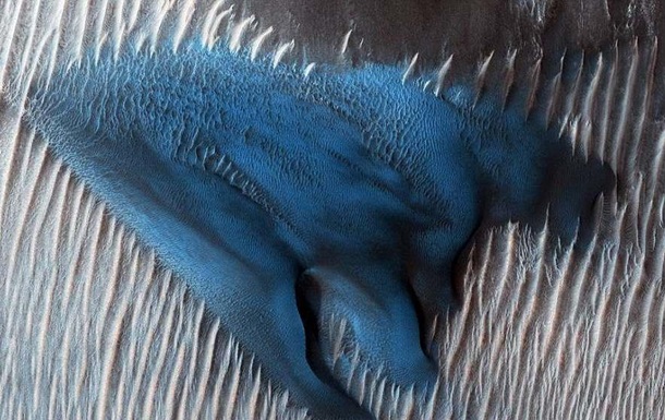 Красочные голубые дюны Марса показали на фото