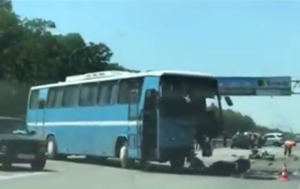 Під Києвом позашляховик врізався в автобус, є жертви