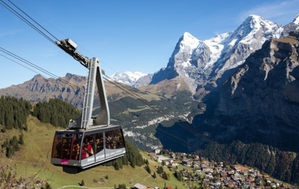 С фуникулера в Швейцарии сняли 400 человек вертолетами