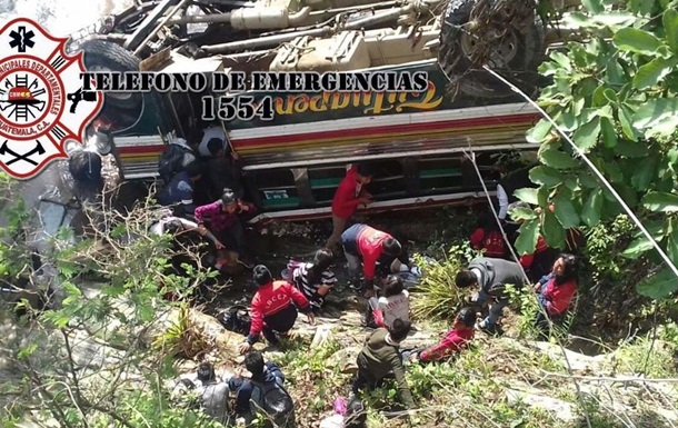 У Гватемалі автобус впав з обриву, загинули вісім студентів