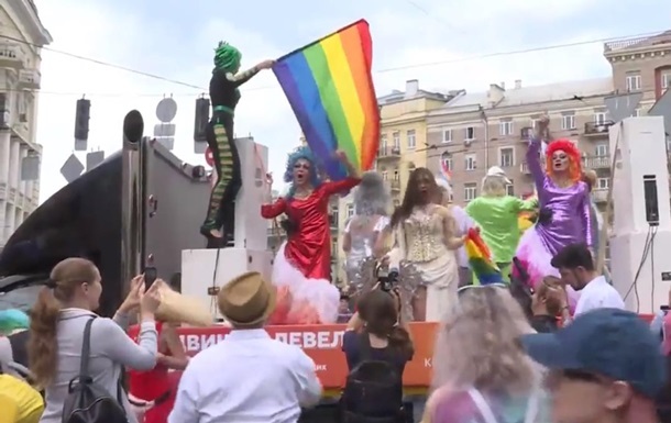Под Радой митингуют противники ЛГБТ-маршей