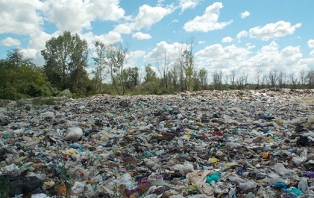 На Закарпатті тракторист на звалищі відкопав тіло жінки