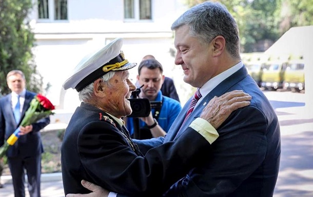 Порошенко наградил орденом столетнего ветерана Второй мировой 