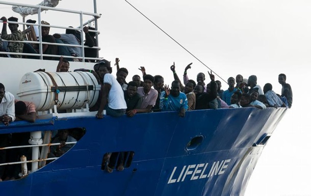 Італія і Мальта знову відмовилися приймати судно з мігрантами