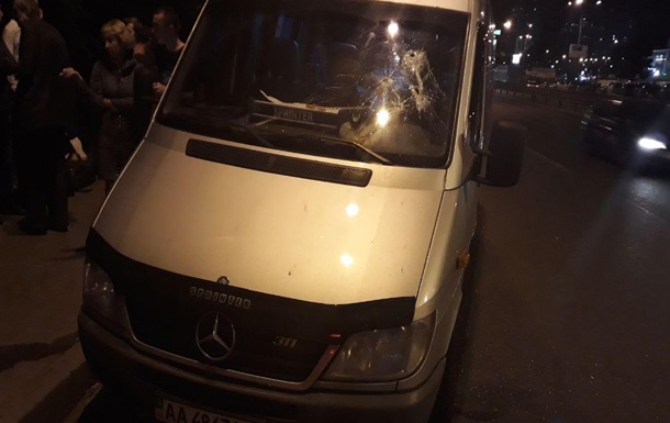 У поліції спростували обстріл мікроавтобуса в Києві