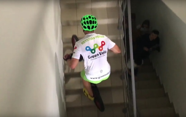 Поляк у Києві заїхав на велосипеді на хмарочос і встановив рекорд