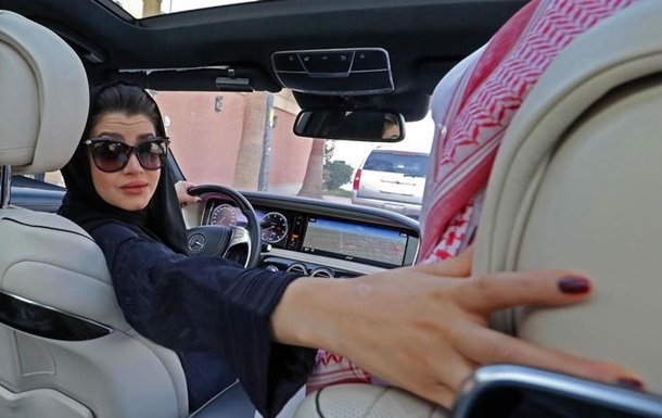 Жінки Саудівської Аравії отримали право водити автомобіль