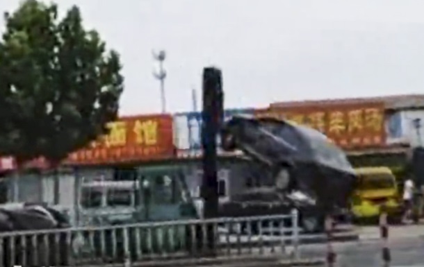У Китаї поліція застрелили водія, який таранив натовп