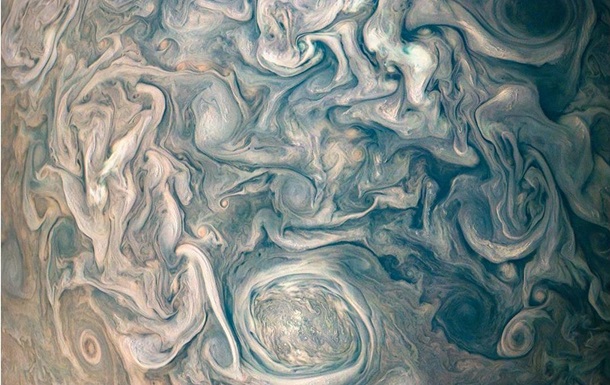 NASA показало сюрреалистичное фото облаков Юпитера