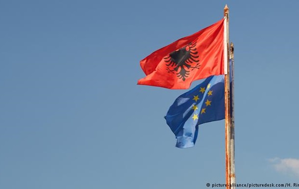 Албанія відмовилася створювати для ЄС центр прийому біженців