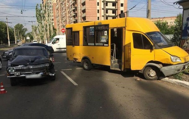 У Слов янську маршрутка потрапила в ДТП: дев ять постраждалих