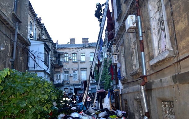 В Одесі горіла квартира, завалена сміттям