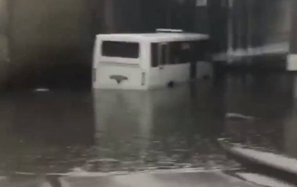 В Киеве затопило участок дороги