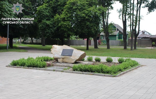 У Сумах підлітки справили нужду на пам ятник Героям Майдану