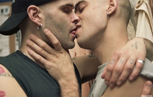 Фото целующихся мужчин вызвало споры в Сети