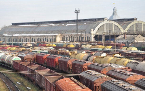 Во Львове на крыше вагона грузового поезда погиб мужчина