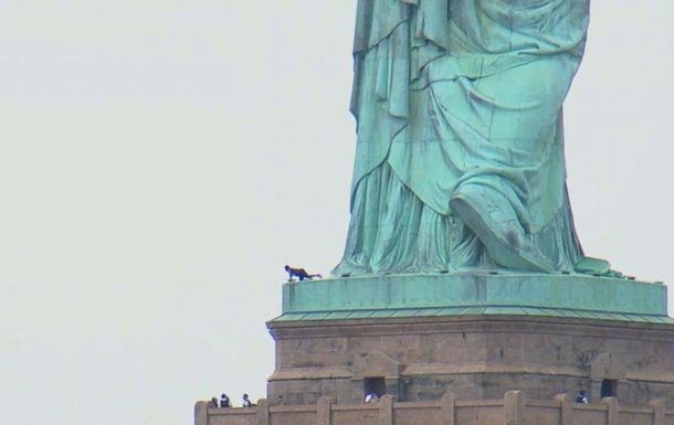 У США активістка забралася на статую Свободи