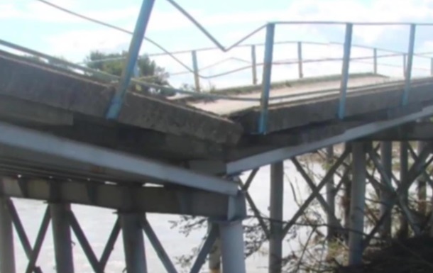 Обвал мосту в Карпатах відрізав від цивілізації ціле село